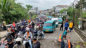 Mulyadi Camat Cibadak Pimpin Masyarakat Bersihkan Sungai dan Trotoar Jalan Nasional
