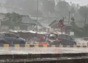 Pintu Tol Parungkuda Dilanda Cuaca Ekstrem, Pengendara Dihimbau Hati-hati
