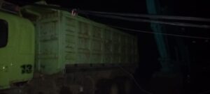 Kabel Listrik Putus dan Saluran Irigasi Tertimbun Akibat Truk Proyek Tol di KP Legok Picung, Karangtengah Sukabumi