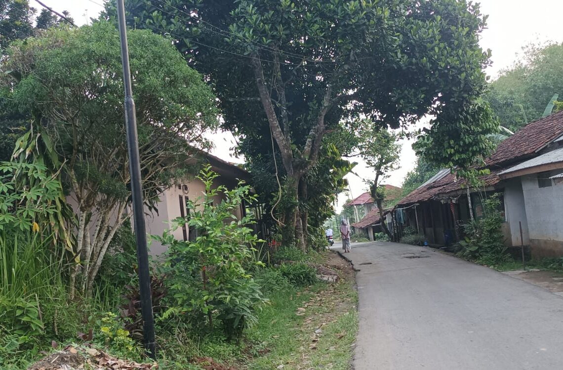 Warga Resah, Tiang Internet di Lahan Pribadi Tanpa Ijin Diduga Arahan Kades