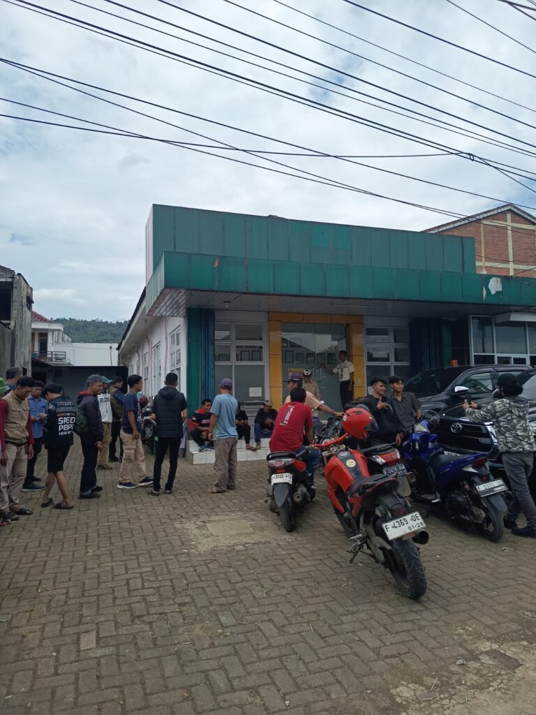 Warga Geruduk Kantor PT TJT, Protes Kabel Listrik Putus Diserempet Truk Proyek Tol Bocimi