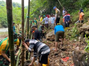 Irigasi Pertanian Tertimbun Proyek Jalan Tol, Forkopimcam dan Warga Bergotong Royong Normalisasi