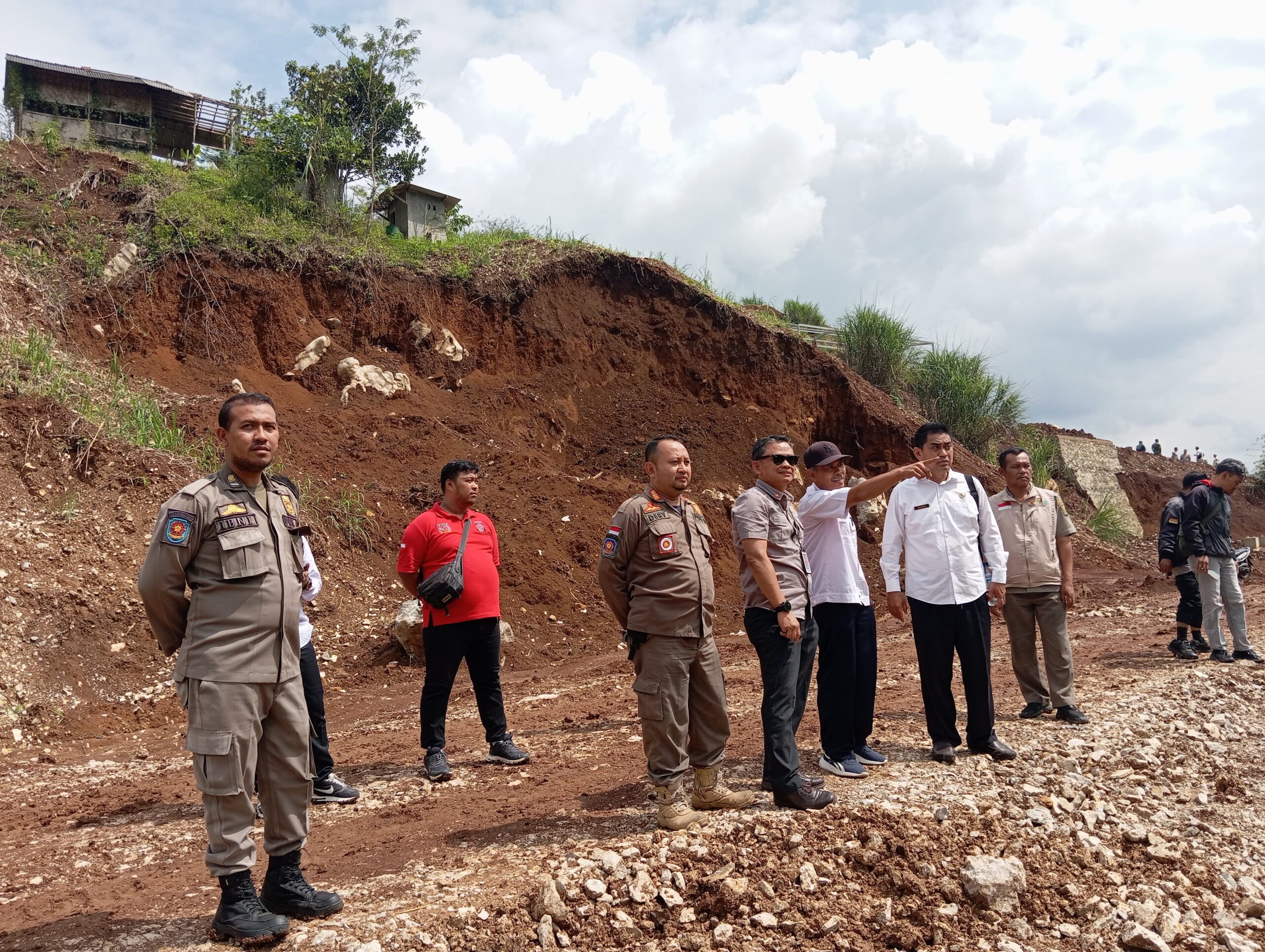 Semrawut di Balik Megaproyek Tol Bocimi: Kabel Putus, Irigasi Tertutup, dan Urugan dari Tambang Tanpa Izin - Sukabumisatu.com
