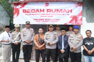 Senyum Bahagia Penjual Gorengan Pada Saat Rumahnya di Bedah oleh Polres Sukabumi