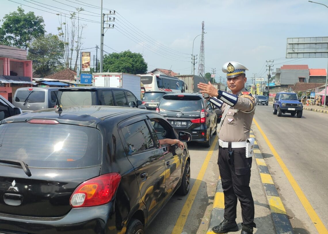 Petugas Lalu Lintas dari Polres Sukabumi dan kondisi jalan raya Nasional yang padat. Jum'at, (27/6/25).