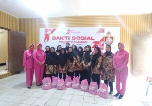 Jelang Hari Bayangkara Ke 79 tahun Polsek Cibadak Bagikan 100 paket Sembako Kepada Lansia
