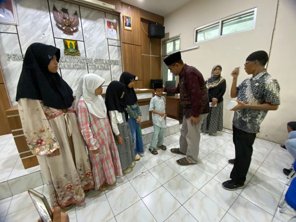 Santuni 35 Anak Yatim, ASN dan Pegawai Kecamatan Cibadak Gelar Kegiatan Sosial Sambut 10 Muharram