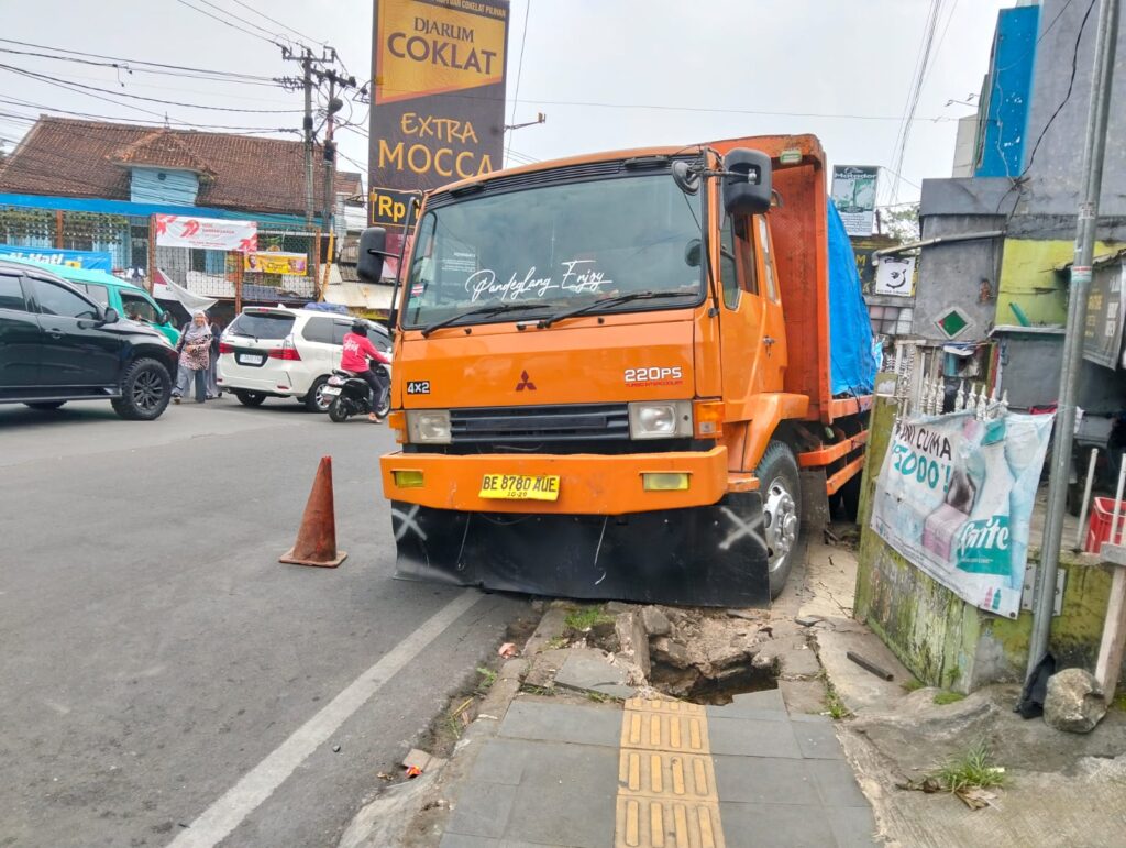 Gagal Menanjak, Truk Bermuatan Keramik Hantam Pagar Toko di Simpang Ratu Cibadak