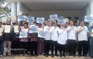 Staf Khusus Menteri Transmigrasi Serahkan 100 Sertifikat Hak Milik untuk Warga Translok Sukabumi
