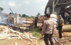 Kenalpot Diesel Picu Kebakaran Bengkel Kayu di Parakansalak, Satu Bangunan Ludes