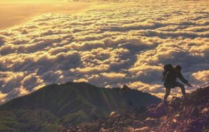 Pendaki Asal Sukabumi Meninggal di Gunung Slamet, Proses Evakuasi Dihadang Medan Terjal dan Kabut Tebal