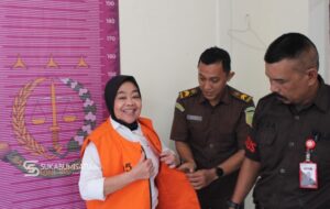 Tersandung Korupsi Dana Desa, Kades Cikujang Tertawa Pakai Rompi Oranye
