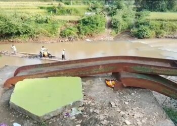 Rakit Darurat di Sungai Cikaso: Harapan yang Menyambung Hidup Warga Dua Kecamatan