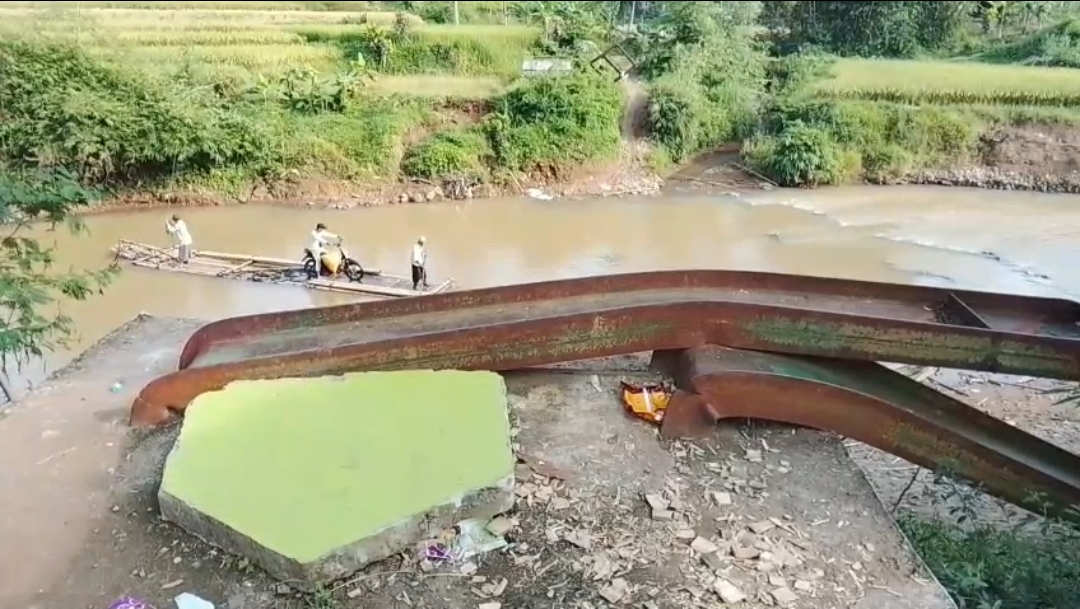 Rakit Darurat di Sungai Cikaso: Harapan yang Menyambung Hidup Warga Dua Kecamatan