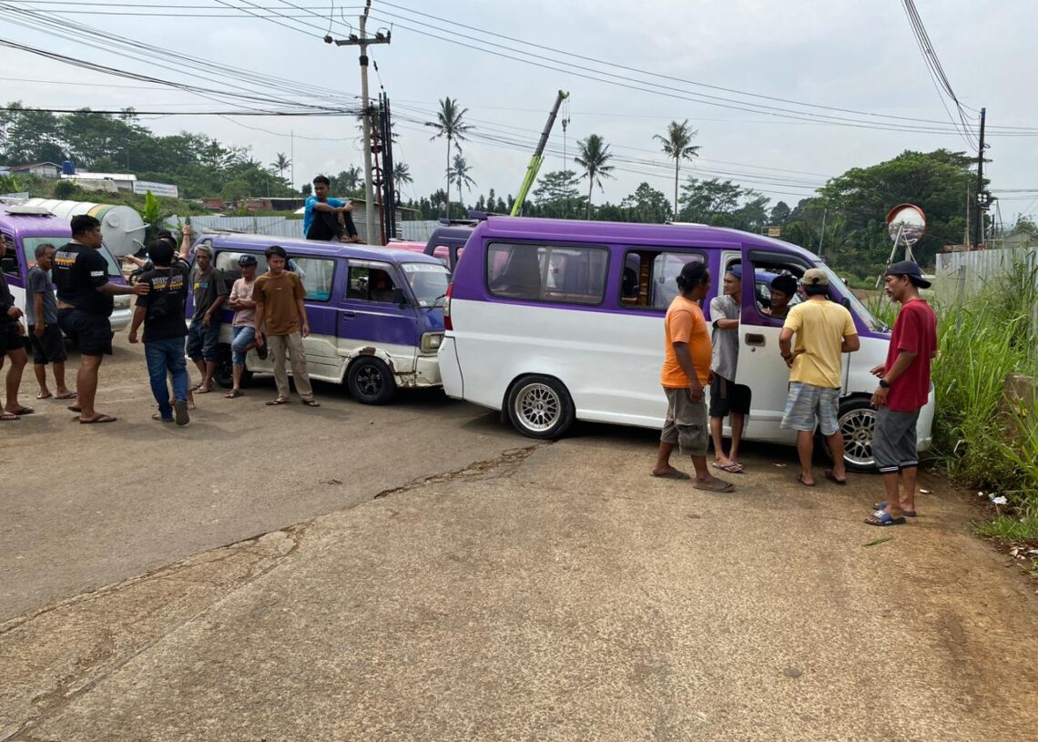 Sopir Angkot dan Ojol Blokir Jalan Alternatif Nagrak-Cibadak, Tuntut Perbaikan Jalan dan Batasi Truk Proyek Tol