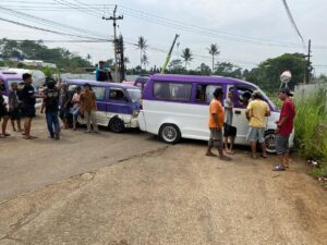 Sopir Angkot dan Ojol Blokir Jalan Alternatif Nagrak-Cibadak, Tuntut Perbaikan Jalan dan Batasi Truk Proyek Tol