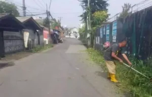 Jaga Kenyamanan Pengendara, UPTD PU Cicurug Babad Rumput di Bahu Jalan
