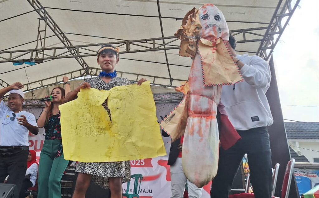 Pocong Amplop Coklat Gegerkan Karnaval 17 Agustus di Sukamulya