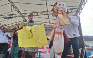 Pocong Amplop Coklat Gegerkan Karnaval 17 Agustus di Sukamulya