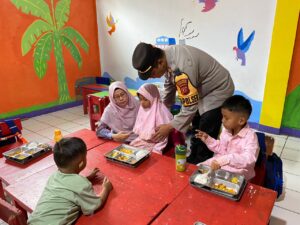 Pembagian Makan Gratis di Cibadak: Lebih dari Sekadar Nasi Kotak