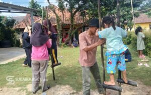 Mahasiswa STKIP Bina Mutiara Sukabumi Kenalkan Olahraga Tradisional, Anak-anak Cinila Antusias