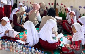 Pojok Literasi dari Ecobrick, Jawaban Mahasiswa KKM STKIP Bina Mutiara atas Sunyinya Perpustakaan SDN 1 Ciemas Pascabanjir