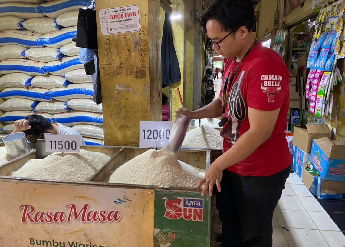 Harga Sembako di Pasar Cibadak Naik, Daya Beli Warga Turun