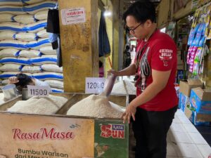 Harga Sembako di Pasar Cibadak Naik, Daya Beli Warga Turun