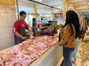 Pedagang Pasar Cibadak Ngeluh, Program MBG Picu Kenaikan Harga Ayam Potong