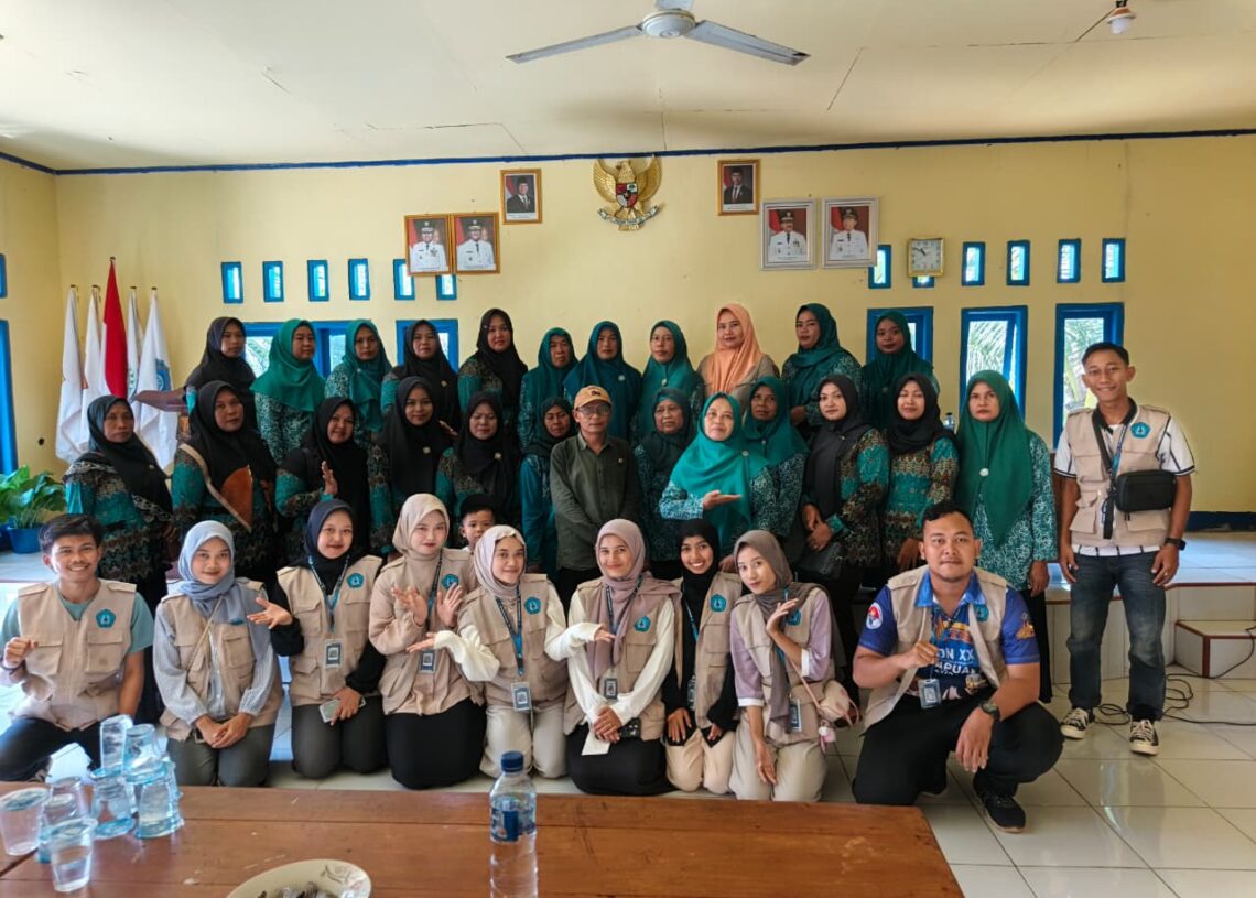 Mahasiswa KKM STKIP Bina Mutiara Kampus II Surade Ajak Warga Sidamulya Lawan Hama dengan Pestisida Alami Daun Pepaya