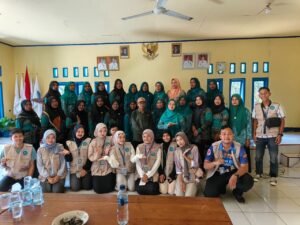 Mahasiswa KKM STKIP Bina Mutiara Kampus II Surade Ajak Warga Sidamulya Lawan Hama dengan Pestisida Alami Daun Pepaya