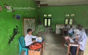 Anak-Anak Belajar di Bawah Bayangan Runtuhnya Sekolah MTs Miftahul Barokah Palabuhanratu
