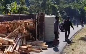Truk Bermuatan Kayu Palet Terguling di Tanjakan Pasir Bilik, Arus Lalin Palabuhanratu Terhambat