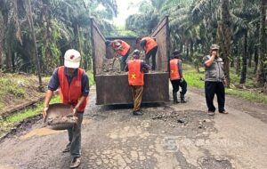 Warga Swadaya Perbaiki Jalan Rusak Cikidang–Kabandungan Sepanjang 20 Kilometer