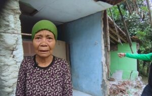 Tulang Punggung di Usia 76 Tahun, Ma Wawan Hidupi Anak dan Cucunya di Rumah Roboh