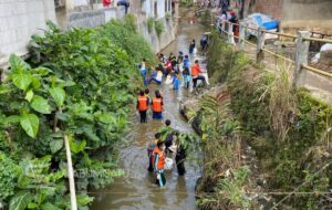 World Cleanup Day 2025, Relawan PMI Angkut 40 Karung Sampah dari Sungai