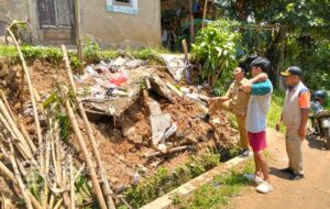 Rumah Warga di Desa Sukasirna Ambrol Akibat Gempa 4.0 Disertai Hujan Deras