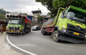 Truk Bermuatan 32 Ton Semen Tergelincir di Jalan Cibadak–Cikembar, Lalin Sempat Macet Panjang