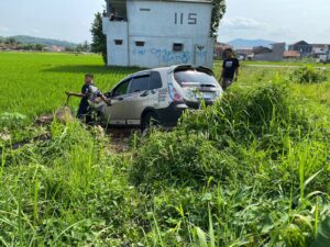 Kecelakaan Tunggal di Jalan Lingkar Selatan Sukabumi, Mobil Masuk Sawah