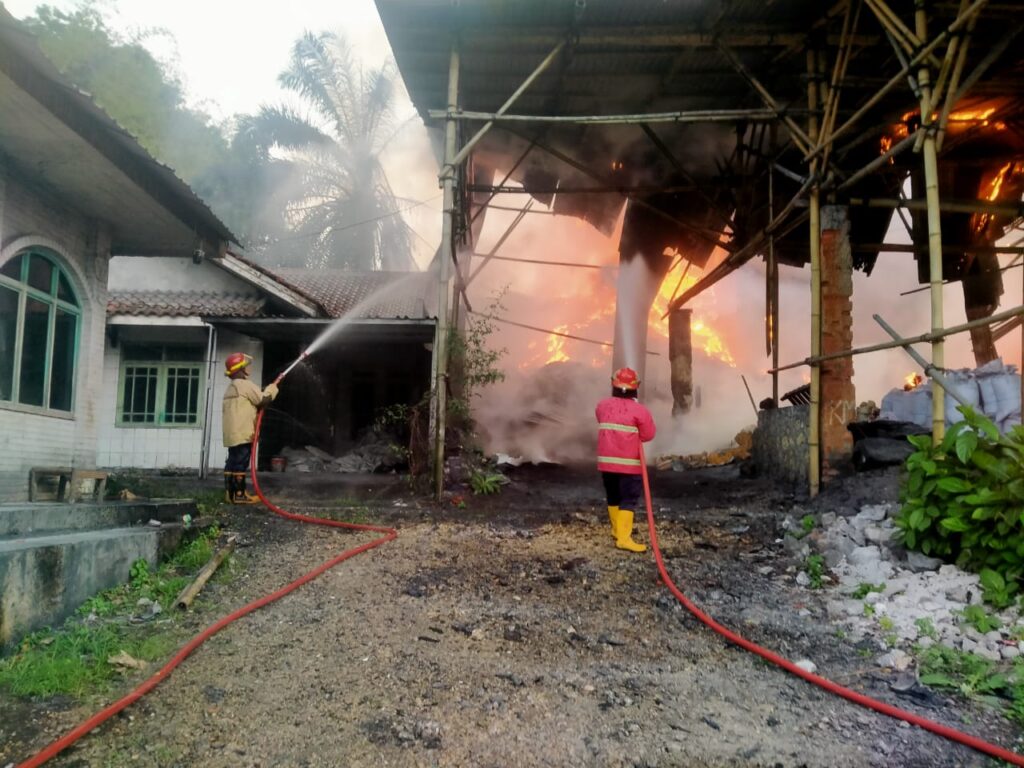 Kebakaran Pabrik Kapur di Cikembar Sukabumi, Kerugian Ditaksir Rp250 Juta