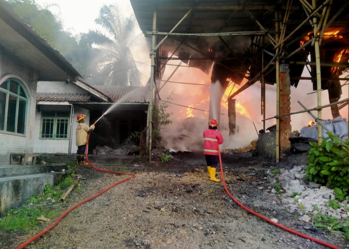 Kebakaran Pabrik Kapur di Cikembar Sukabumi, Kerugian Ditaksir Rp250 Juta