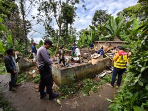 Atap Rumah Warga Ambruk Diterjang Hujan Deras di Nagrak, Pemilik Selamat dari Reruntuhan