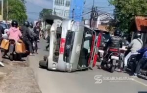 Ambulans Desa Selajambe Terguling Usai Tabrakan dengan Motor di Cisaat, Pengendara Luka Serius