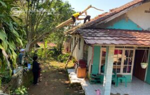 Angin Kencang dan Hujan Es Landa Sukabumi, Warga Bojonggenteng Mengungsi