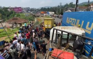 Tabrakan Beruntun Libatkan Enam Kendaraan di Jalan Pamuruyan Cibadak