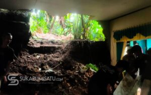 Tangis di Tengah Derasnya Hujan, Rumah Ai Jebol Diterjang Longsoran Air