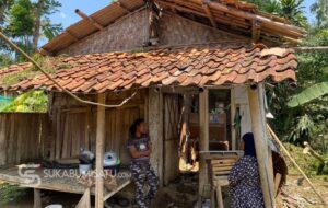 Atap Rumah Ambruk, Ibu dan Anak di Bojonggenteng Bertahan di Rumah Bilik Beralaskan Tanah