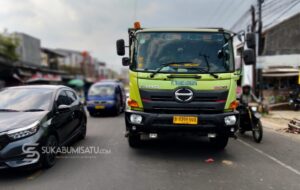 Truk Tronton Patah As di Jalan Suryakencana Cibadak, Lalu Lintas Macet Panjang