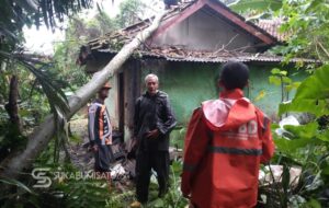 Diterjang Angin Kencang, Rumah Warga Nagrak Rusak Dihantam Pohon Nangka