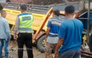 Diduga Mengantuk, Sopir Dump Truk di Jampangkulon Tabrak Rumah dan Dua Motor Warga